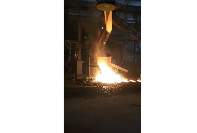 电弧炉冶炼现场视频