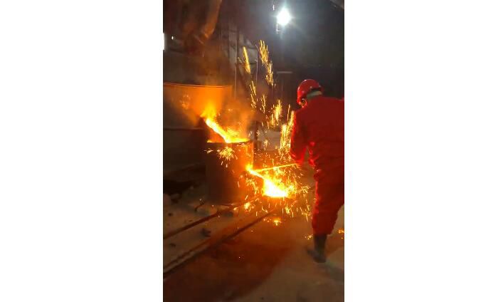 电弧炉冶炼现场视频